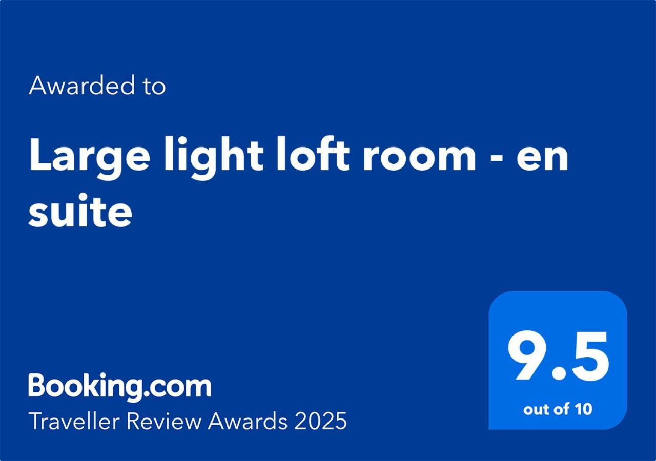 Large Light Loft Room - En Suite Hove Esterno foto